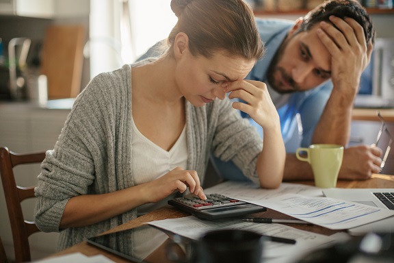 Image d'un couple qui considère la faillite